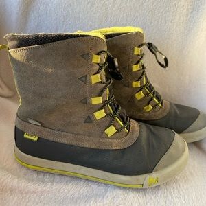 Merrell Snowbank Boy warm Winter Boot size 4, waterproof, grey and black